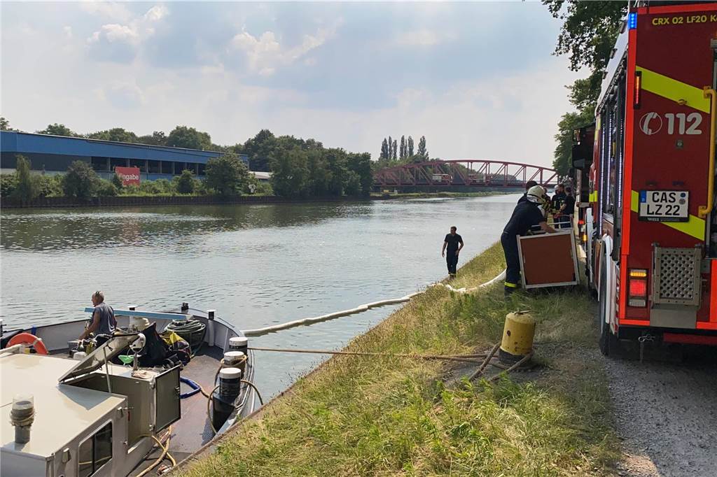 Unfall auf dem Rhein-Herne-Kanal: Binnenschiff „Hunter“ bei Castrop-Rauxel leck geschlagen Die Feuerwehr pumpt die Wassermassen, die an der Leckage ins Schiff eindringen, wieder heraus.