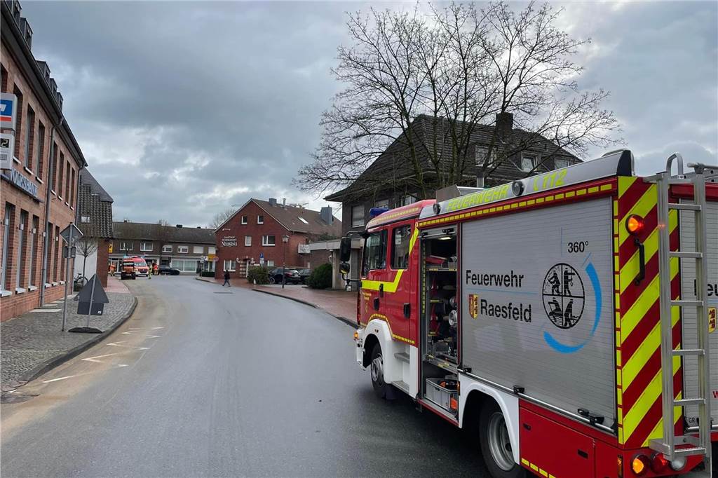 Brennendes Auto und Öl-Unfall: Feuerwehr Raesfeld hatte viel zu tun Die Feuerwehr Raesfeld während des Ölunfalls am Montag.