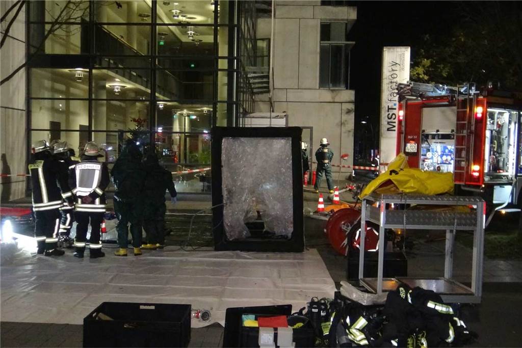 Die längsten Einsätze der Dortmunder Feuerwehr seit 2020 Die Feuerwehr und eine Dekontamier-Station vor der MST-Factory auf Phoenix-West.