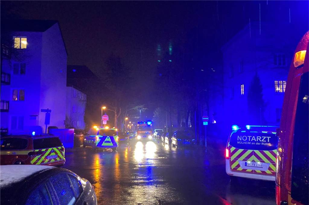 Die Feuerwehr rückt zu einem Küchenbrand in Mülheim aus.