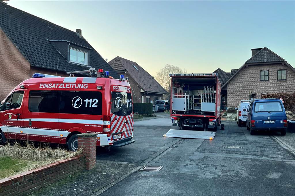 Die Feuerwehr rückte am Freitagnachmittag zum Ölbach am Mühlengrund aus, um das Gewässer abzusichern.