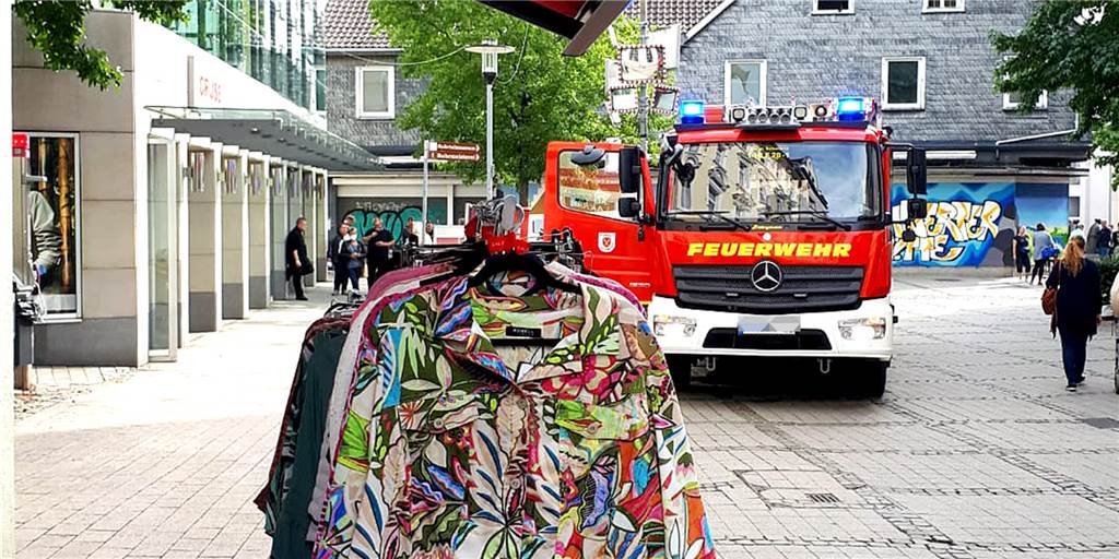 Die Feuerwehr rückte am frühen Montagmittag (12.9.) mit mehreren Löschfahrzeugen zum Gebäude der Arbeitsagentur am Cavaplatz aus.