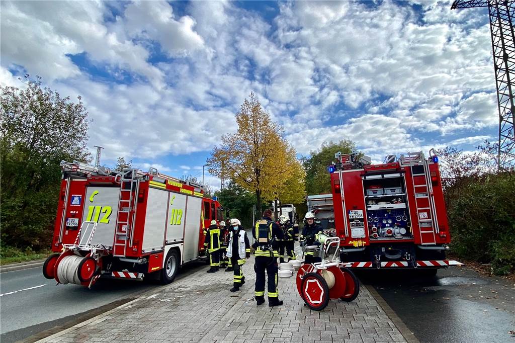 Die Feuerwehr rückte aus und begann mit den Löscharbeiten.