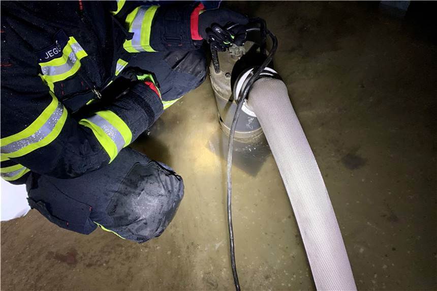 Starkregen sorgt in NRW erneut für Chaos - eine Stadt im Ruhrgebiet ist besonders betroffen Die Feuerwehr rückte mit einer Tauchpumpe an.