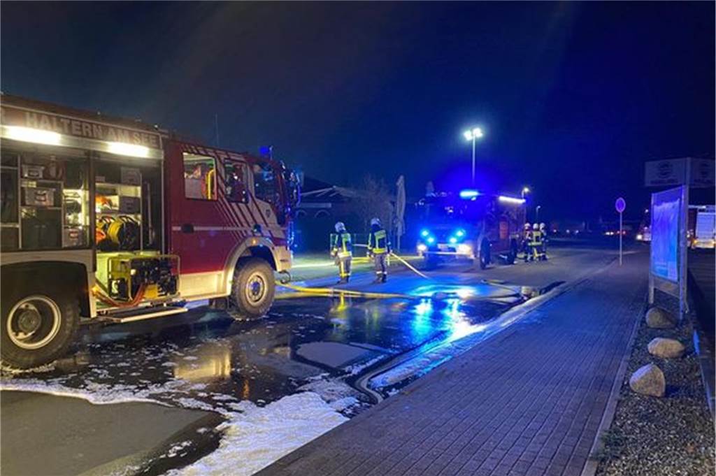 Feuerwehr löscht brennendes Auto in Halterner Gewerbegebiet Die Feuerwehr rückte mit mehreren Fahrzeugen aus.