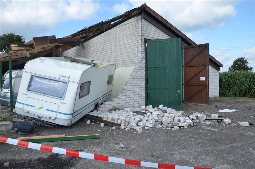 Experten: Tornados folgten auf Extrem-Regen Die Feuerwehr schätzt den Schaden nach dem Unwetter auf 100.000 Euro.
