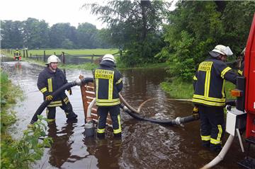 Die Feuerwehr Schermbeck pumpte am Samstag Wasser aus einer Straßensenke, um zu verhindern, dass die Halle des Reietervereins Wodan Damm überflutet wird. Felder und Wiesen können das Wasser nicht mehr aufnehmen.