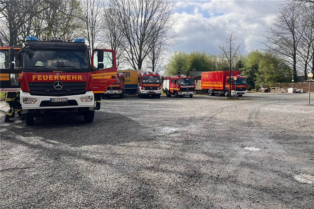 Einsatzkräfte der Feuerwehr Selm und Lünen auf der Straße "Buxfort".