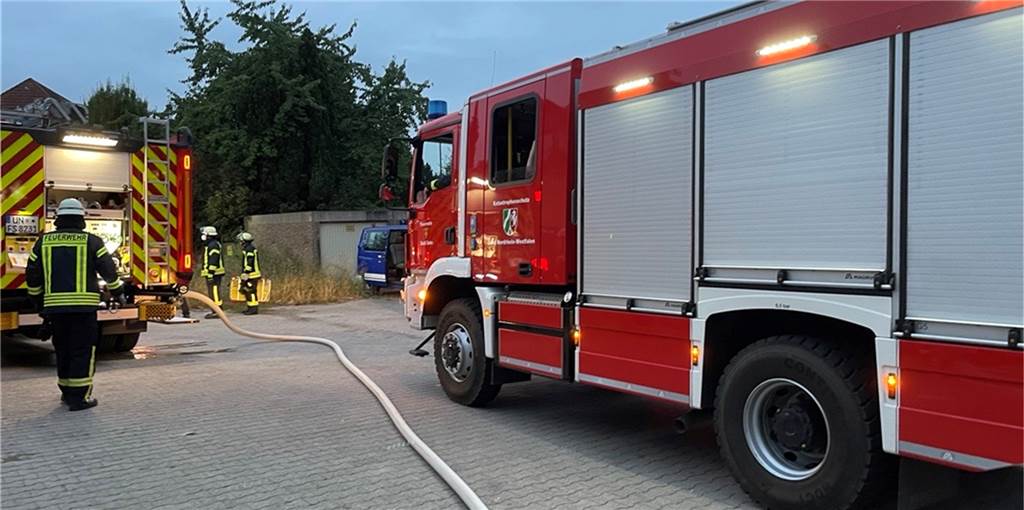 Feuerwehr und THW im Einsatz an der Selmer Kreisstraße: Was war da los? Die Kreisstraße in Selm: Der Häuserzug mit den acht Abbruchhäusern ist der Schauplatz der außergewöhnlichen Großübung von Feuerwehr und THW.