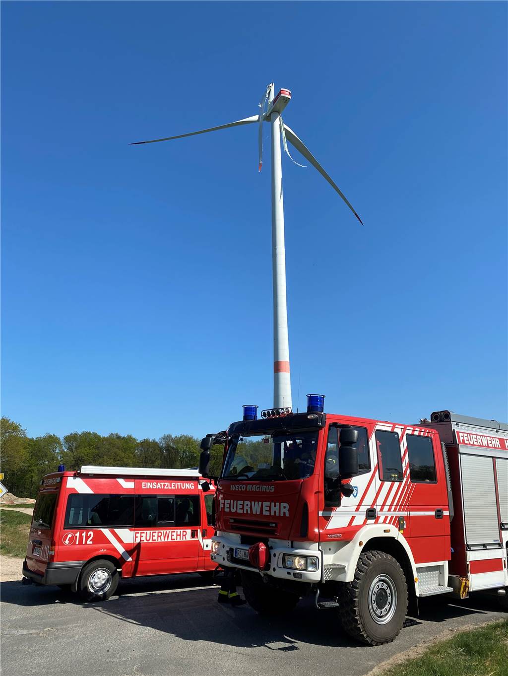 Windrad an der B58 in Haltern verliert Rotorblatt - Straße gesperrt Die Feuerwehr sichert den Bereich.
