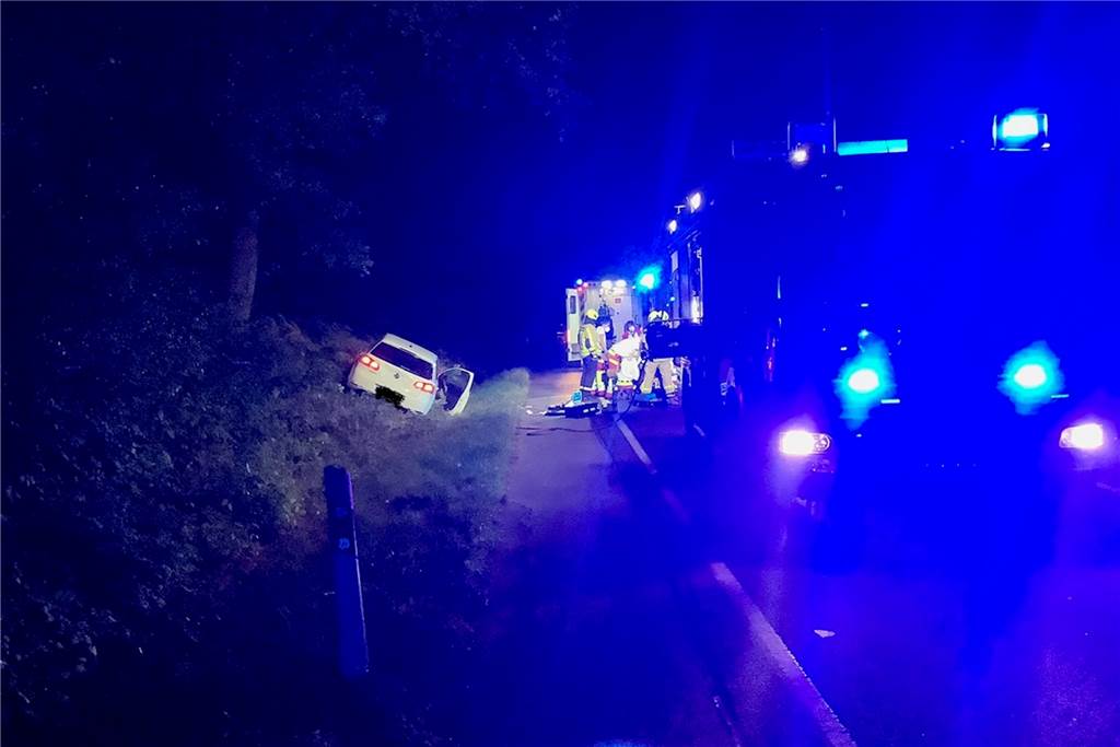Unfall auf der B235: Frau am Steuer bewusstlos Die Feuerwehr sicherte die Unfallstelle auf der B235 ab. Zeitweise war die Straße komplett gesperrt.