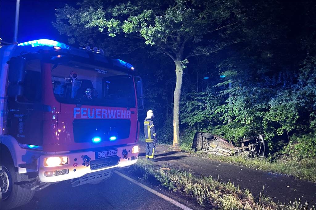 Auto kam von der Fahrbahn ab und prallte gegen Baum – Fahrer schwer verletzt Die Feuerwehr sicherte nach dem Verkehrsunfall die Einsatzstelle ab, stellte den Brandschutz sicher und fing auslaufende Betriebsmittel auf.