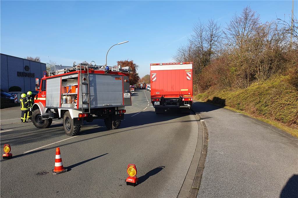 Die Feuerwehr sperrte die Zufahrt zum Bahnhof in Methler ab.