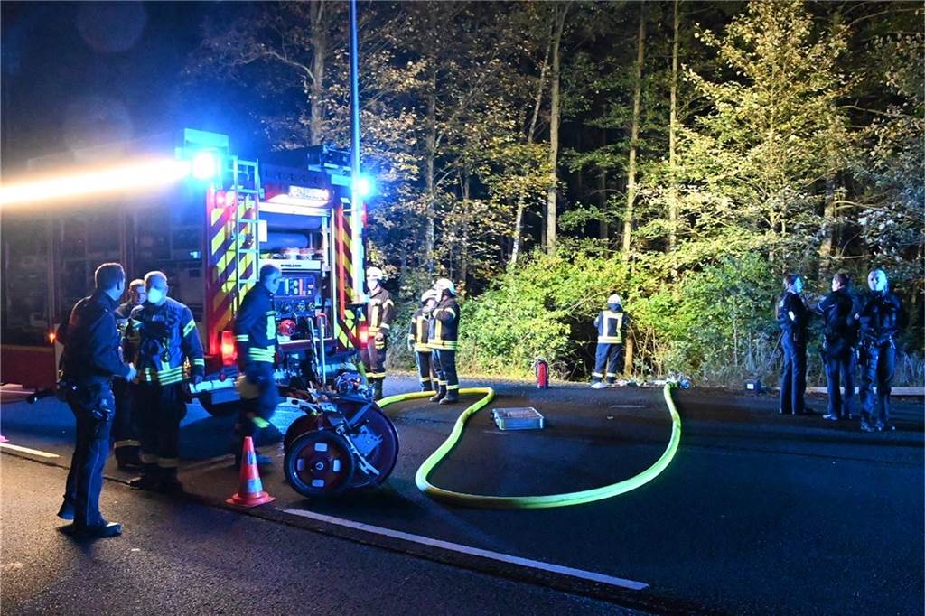 NRW: Mann klaut Auto und verunglückt nach Verfolgungsjagd mit Polizei Die Feuerwehr stellte den Brandschutz an der Einsatzstelle sicher und leuchtete die Unfallstelle aus.