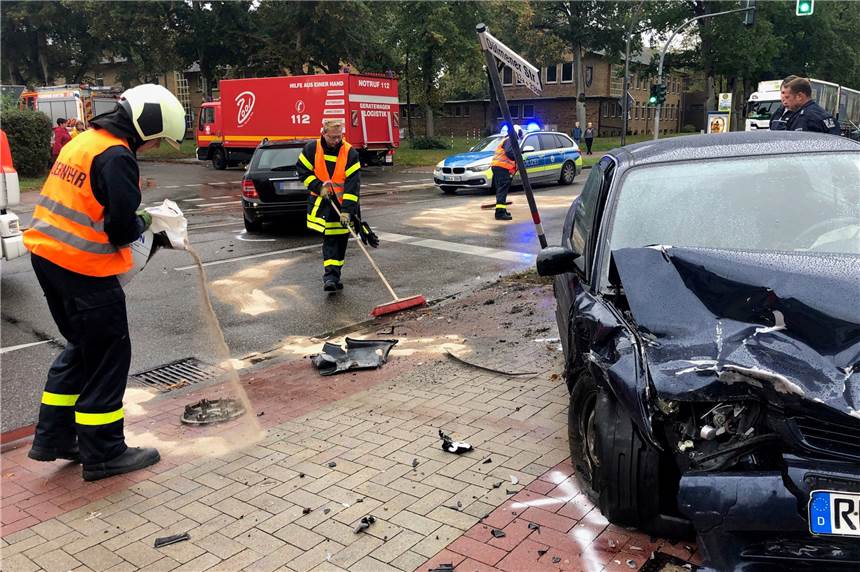 Unfall in Wulfen - B58 teils gesperrt Die Feuerwehr streute die Unfallstelle ab.