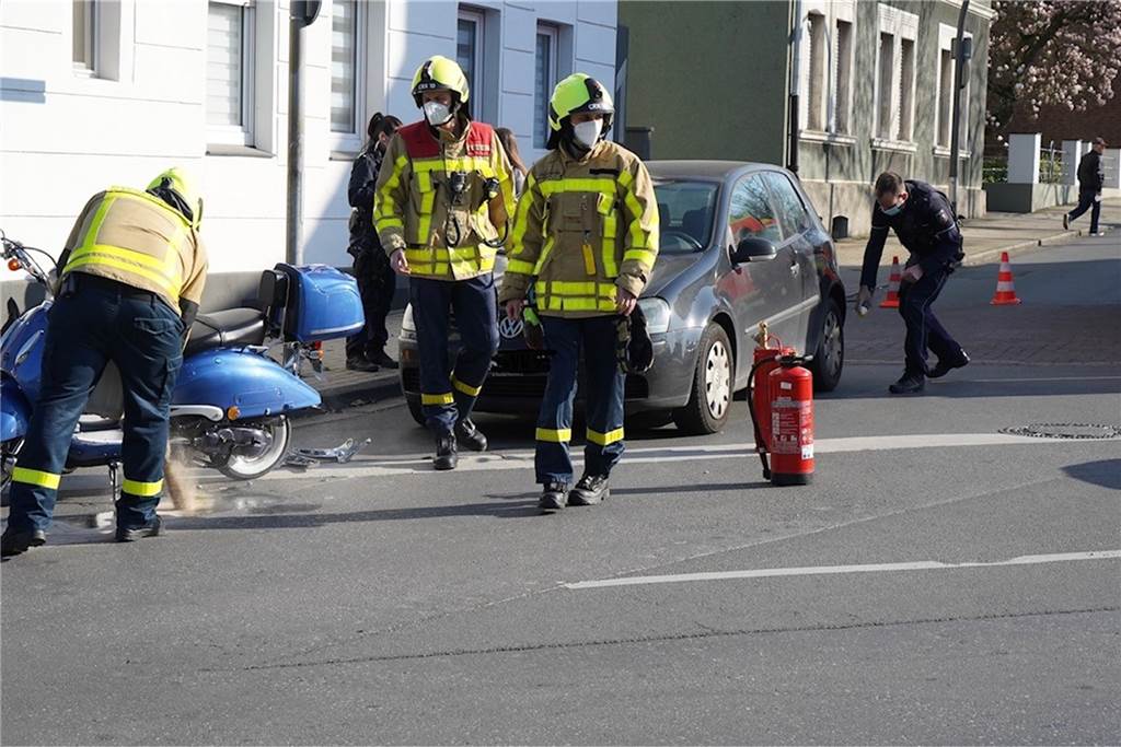 Schwerverletzter Motorrollerfahrer nach Unfall auf Dortmunder Straße Die Feuerwehr streute eine Ölspur ab. Dann konnte der Verkehr auf der Dortmunder Straße wieder normal rollen.