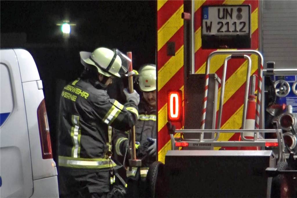 Drogengeschäft stand Dienstag bevor - da greift die Polizei zu Die Feuerwehr unterstützte die Polizei bei der Razzia am Dienstagabend und brach im Thünen ein Garagentor auf.