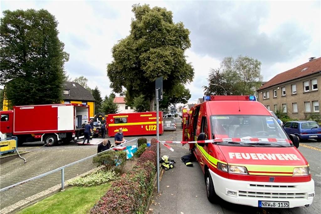 Die Feuerwehr untersucht die verdächtigen Substanzen. 