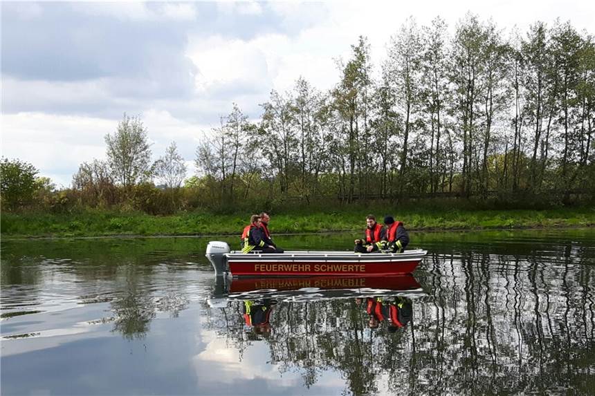 Toter Hund lag auf Sandbank in der Ruhr unterhalb der Rohrmeisterei Die Feuerwehr Villigstist auf Einsätze in der Ruhr spezialisiert..