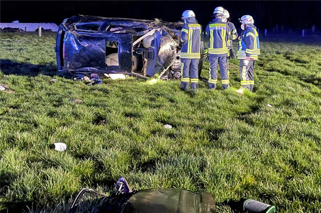 Feuerwehr-Einsatz: Pkw überschlägt sich mehrfach – Fahrer schwer verletzt Die Feuerwehr Vreden wurde am Dienstagabend zu einem Alleinunfall eines PKWs gerufen. Vor Ort leuchteten sie die Unfallstelle aus und suchten einen eventuellen zweiten Insassen.