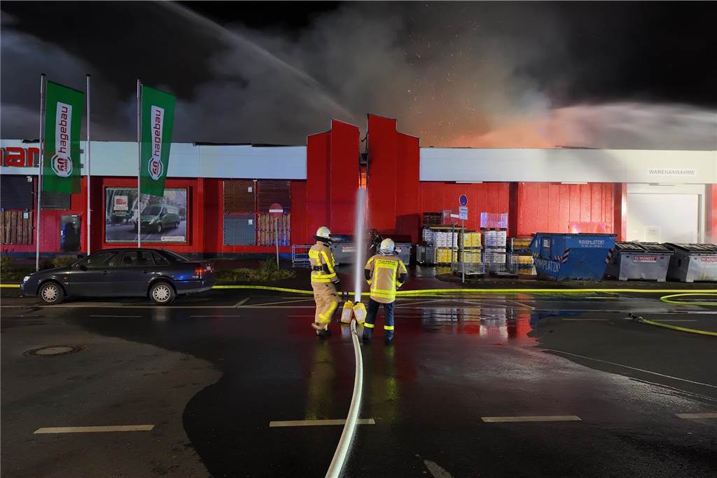XXX Die Feuerwehr war am Dienstag für viele Stunden mit etlichen Einsatzkräften am Hagebaumarkt vor Ort.