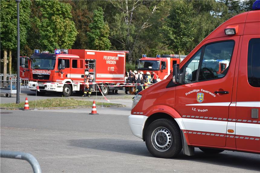 Wann das Freibad nach dem Feuerwehreinsatz wieder öffnet, ist noch unklar Die Feuerwehr war am Mittwochabend mit einem Großaufgebot am Hallenbad im Einsatz. Dort waren giftige Dämpfe ausgetreten. Auch das Freibad wurde evakuiert. Wann es wieder öffnet, war am Donnerstag noch nicht klar.