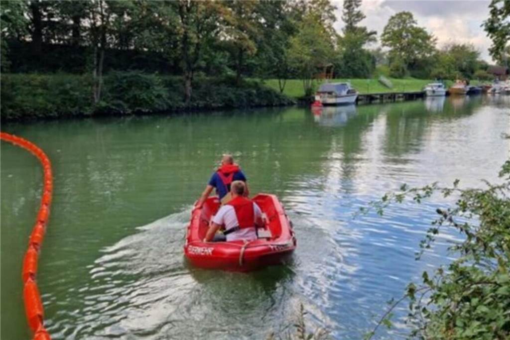 Großteil des Ölfilms auf Hullerner Stausee konnte entfernt werden Die Feuerwehr in einem Schlauchboot auf der Stever