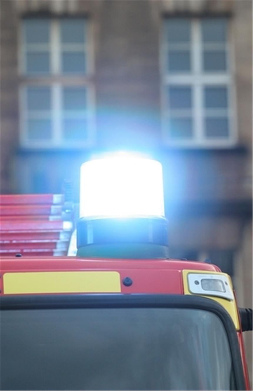 Rolle Toilettenpapier fängt Feuer - zwei Männer gerettet Die Feuerwehr war im Einsatz.