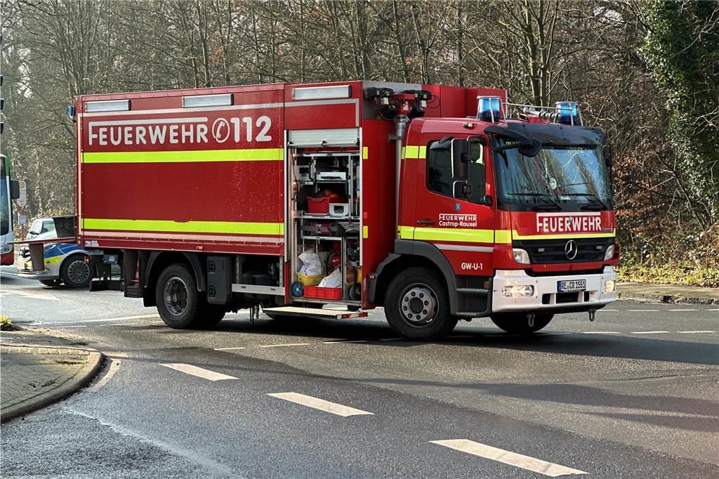 Unfall legt Verkehr auf der Wartburgstraße lahm Die Feuerwehr war im Einsatz, um ausgelaufene Betriebsstoffe aufzunehmen.