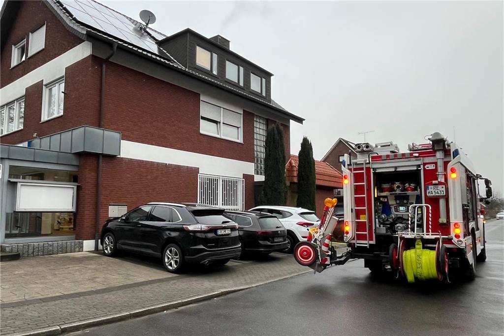 Erneut Wasserleitung beschädigt: Volksbank-Keller wird ausgepumpt Ein Feuerwehrwagen vor einem Haus