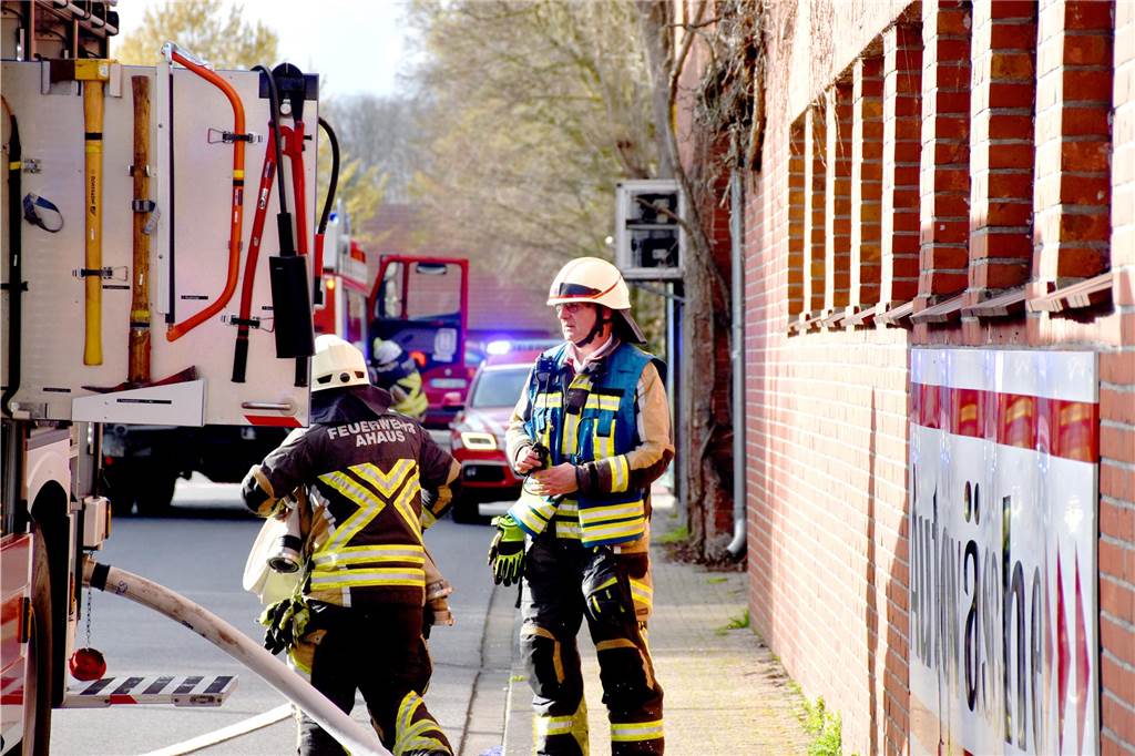 Die Feuerwehr war mit 45 Einsatzkräften der Feuer- und Rettungswache sowie der Freiwilligen Feuerwehr (Löschzug Ahaus und Wüllen) im Einsatz.