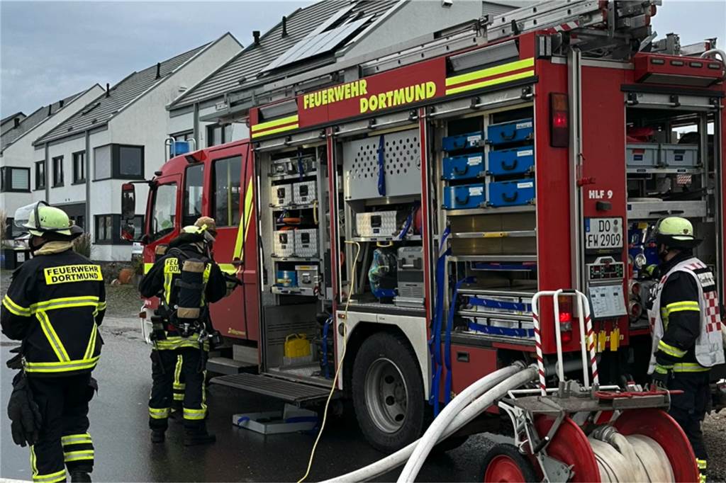 Schwere Brandstiftung: Polizei ermittelt im Erdbeerfeld gegen Brandopfer Die Feuerwehr war mit 45 Einsatzkräften vor Ort, um den Brand der Wohnung im Erdbeerfeld zu löschen.