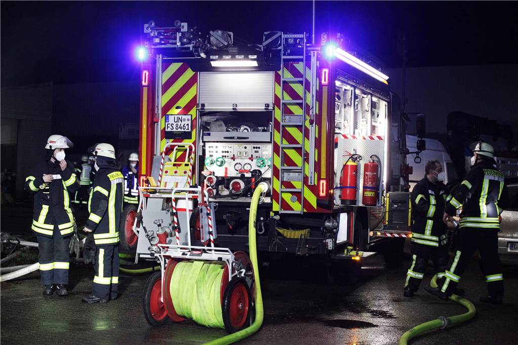 Brand in Kaminholz-Handel: Feuerwehr Selm verhindert Schlimmeres Die Feuerwehr war mit den Löschzügen Selm und Bork im Einsatz.