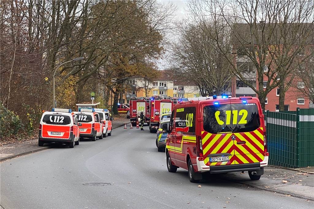 Schwerer Verkehrsunfall im Dortmunder Westen: Hubschrauber im Einsatz Die Feuerwehr war mit einem Großaufgebot im Jungferntal vor Ort.