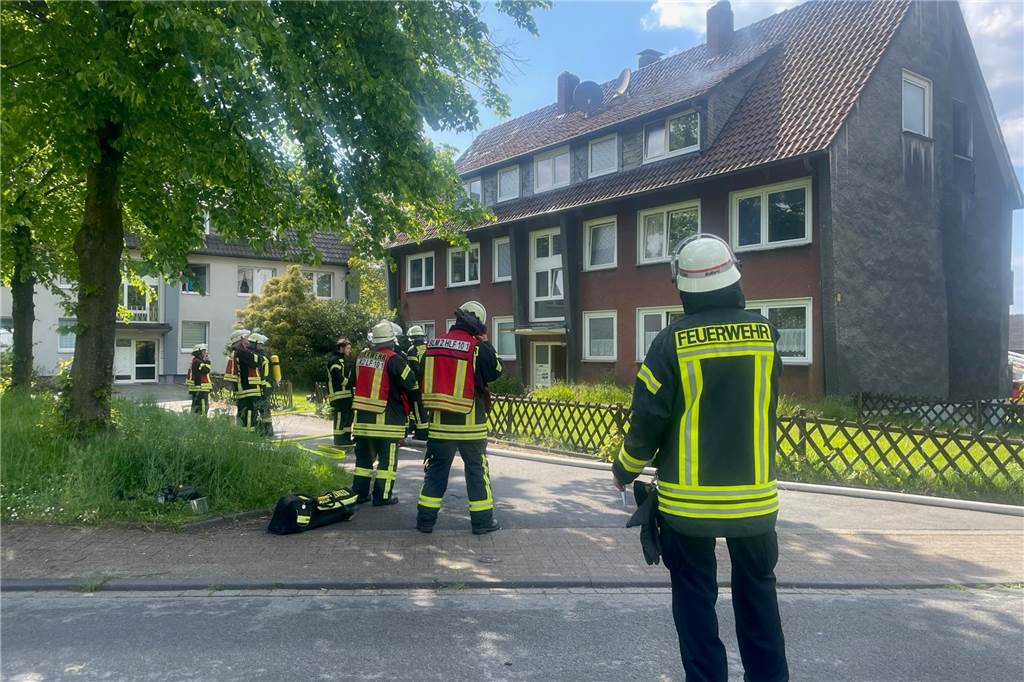 Feuer in Dachstuhl im Mehrfamilienhaus gelöscht: Feuerwehr mit Großaufgebot Die Feuerwehr war mit einem Großaufgebot vor Ort.