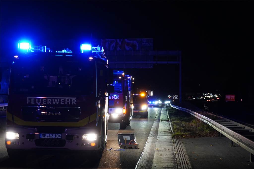 Zwei Schwerverletzte: Schwerer nächtlicher Verkehrsunfall auf der A2 Die Feuerwehr war mit großer Mannschaft vor Ort. Der Rettungsdienst musste zwei Schwerverletzte versorgen.