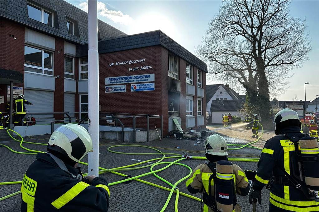 Feuerwehr löscht Brand in Rehazentrum in Holsterhausen Die Feuerwehr warf Mobiliar aus dem Fenster, um ein Wiederaufflammen des Brands zu verhindern.
