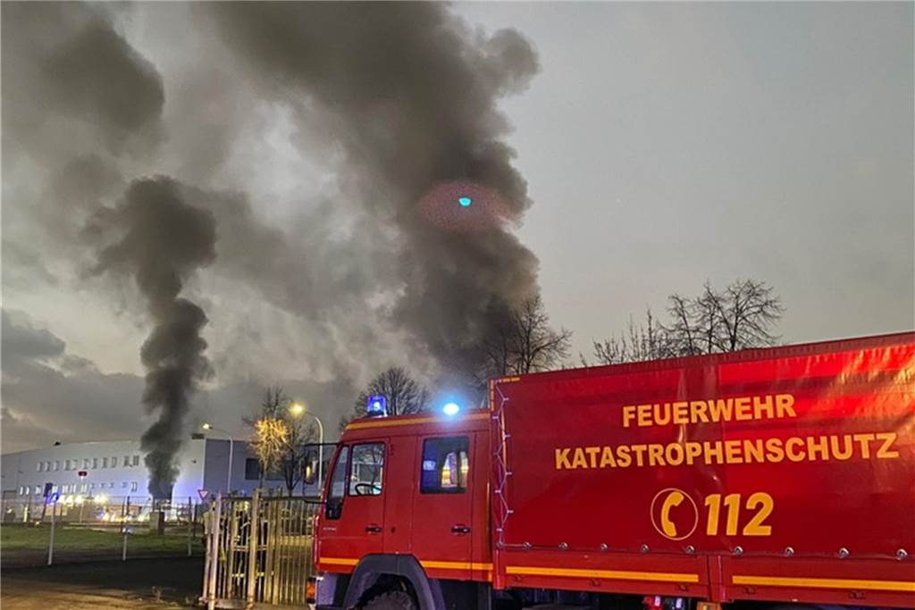 Großbrand in Werl : Betrieb brennt - Meldung von 50 Meter hohen Flammen Ein Lkw der Feuerwehr Werl.