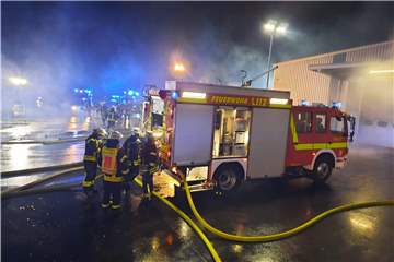 Die Feuerwehr Werne unterstützte in der Nacht von Sonntag auf Montag die Löscharbeiten im Industriegebiet in Rünthe.