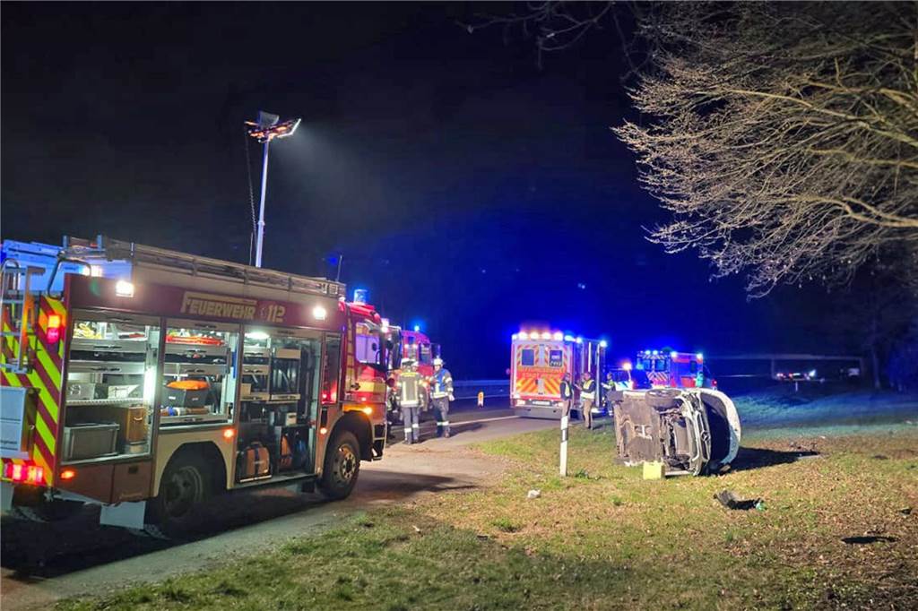 Einsatz auf der A1: PKW mit zwei Insassen kippt auf die Seite Die Feuerwehr Werne war mit zwei Fahrzeugen vor Ort, zudem Rettungsdienst und Polizei.