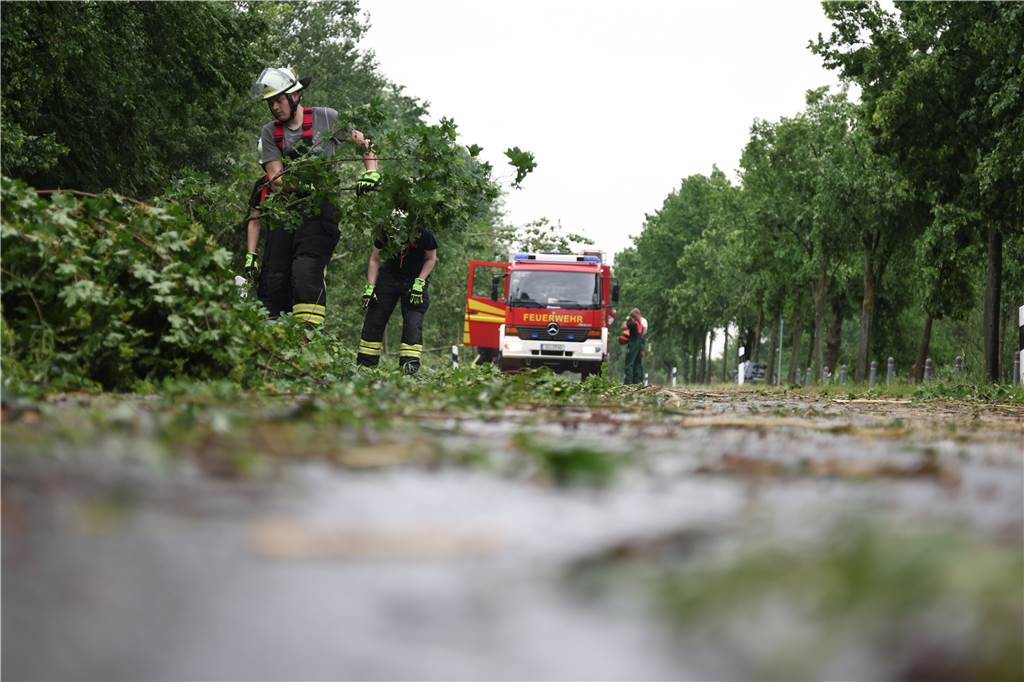 Unwetter in NRW: Mehrere Tornados richten schwere Schäden an – Liveblog Die Feuerwehr wurde in Lippstadt vielfach gebraucht.