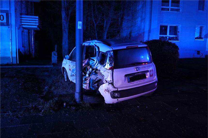 Unfall nachts in Castrop-Rauxel: Autofahrer löst Kettenreaktion aus Die Feuerwehr wurde Sonntagnacht zu einem Unfall an der Wittener Straße gerufen.