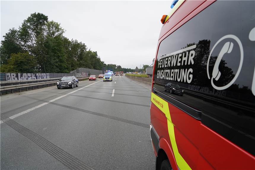Die Feuerwehr wurde zu einem Verkehrsunfall auf der A42 gerufen.