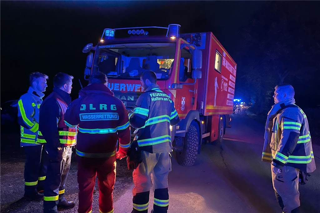 Großeinsatz der Feuerwehr: Transport aus der Lippe geborgen Die Feuerwehren aus der Umgebung und die DLRG waren im Einsatz an der Lippe.
