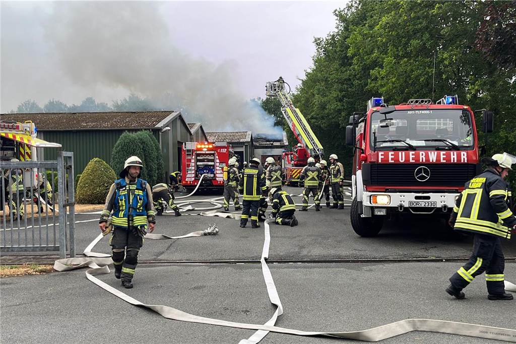 Viele Fotos vom Feuer in Legden-Wehr: Feuerwehrleute aus Legden und Ahaus im Einsatz