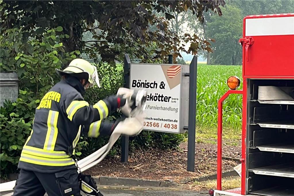 Viele Fotos vom Feuer in Legden-Wehr: Feuerwehrleute aus Legden und Ahaus im Einsatz