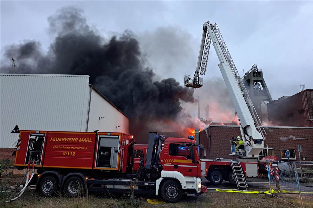 Großbrand auf AV 3/7: Bürogebäude brennt Die Feuerwehr löscht über eine Drehleiter den Großbrand auf dem Gelände der ehemaligen Zeche Auguste Victoria (AV) in Marl.