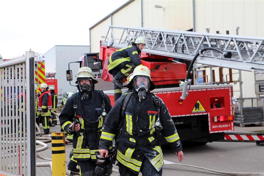 Wieder Feuer im Wessumer Gewerbegebiet Die Feuerwehrleute aus Ahaus und Wessum konnten nur mit Atemschutz gegen das Feuer vorrücken.