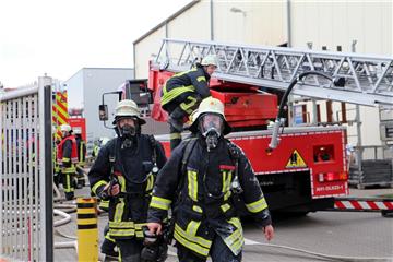 Die Feuerwehrleute aus Ahaus und Wessum konnten nur mit Atemschutz gegen das Feuer vorrücken.