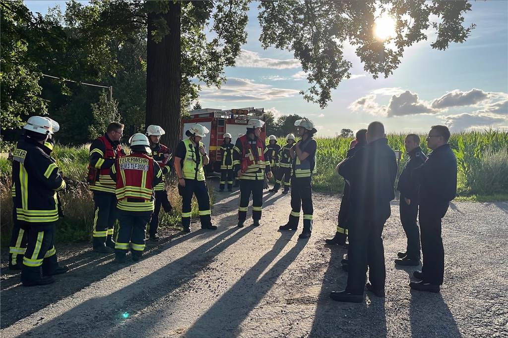 Notfall mit Drohneneinsatz nach Autounfall: Live von der Feuerwehrübung in Cappenberg Die Feuerwehrleute bei ihrer Ankunft auf dem Übungsgelände.